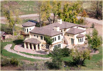 Natural Tuscan style hybrid straw bale and adobe architecture